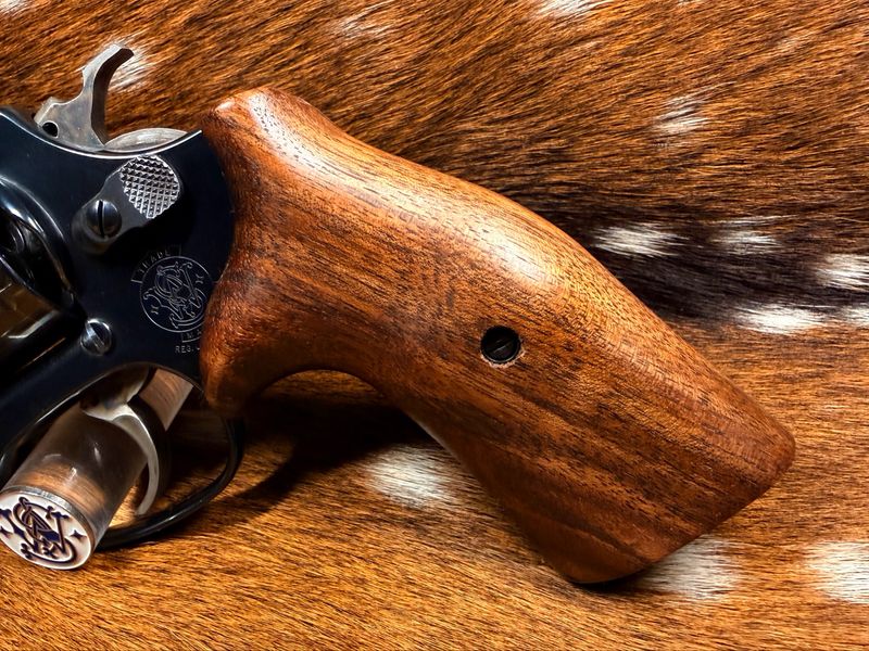 Smith & Wesson High Grade Hand Select Walnut Grips (J Frame Cub Hug)