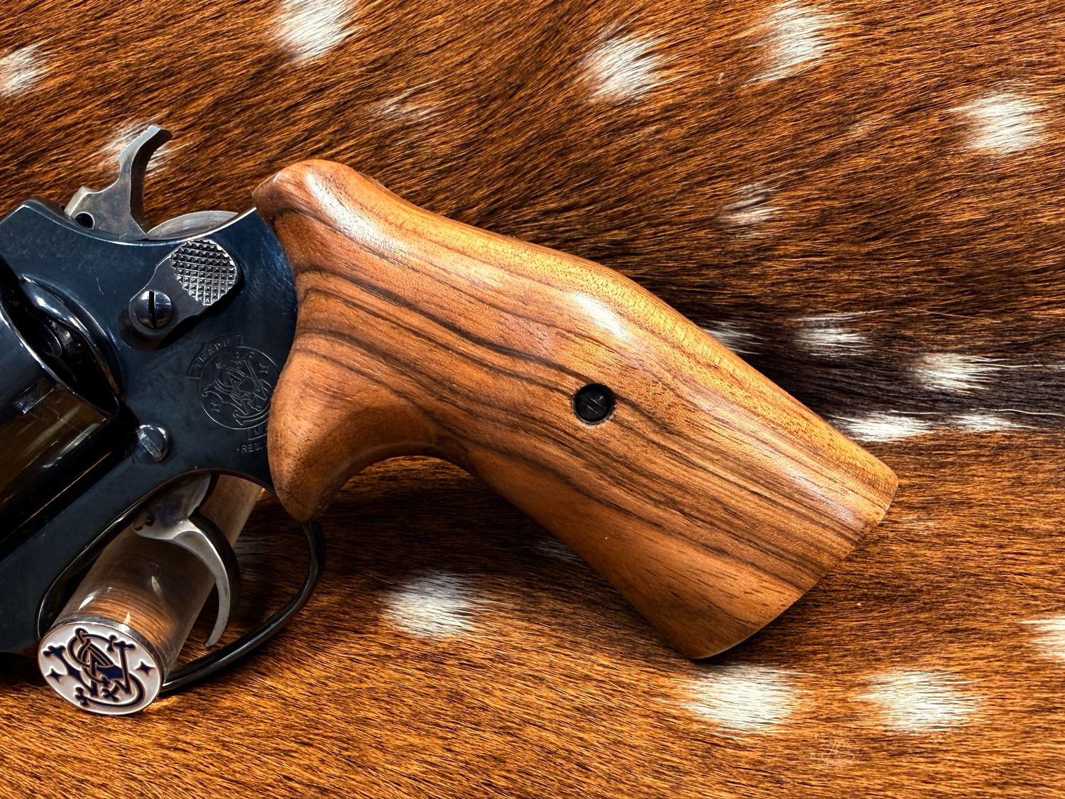 Smith & Wesson High Grade Hand Select Walnut Grips (J Frame Cub Hug)