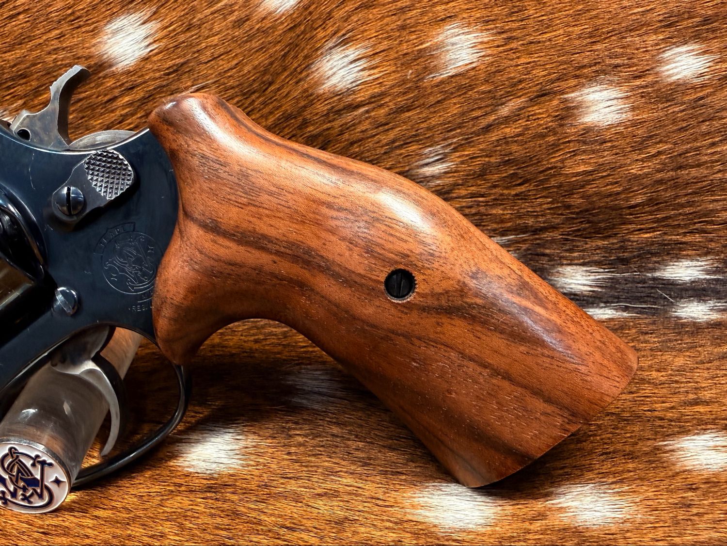Smith & Wesson High Grade Hand Select Walnut Grips (J Frame Cub Hug)