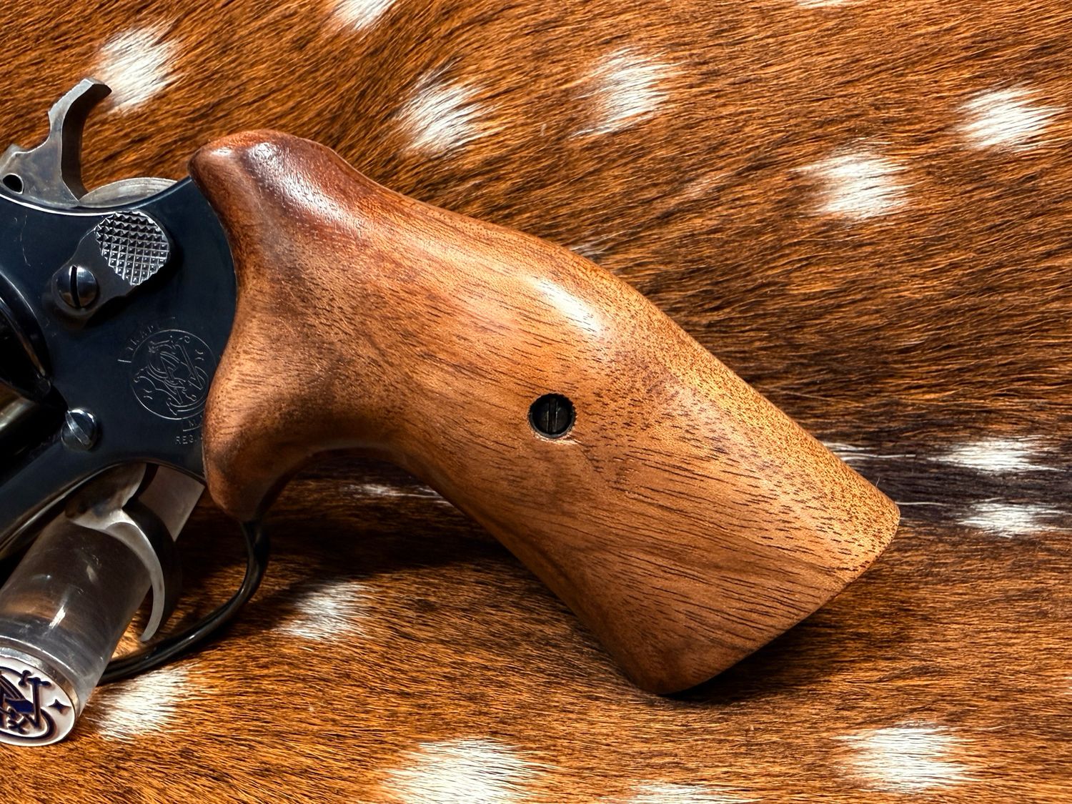 Smith & Wesson High Grade Hand Select Walnut Grips (J Frame Cub Hug)