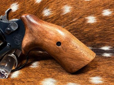 Smith & Wesson High Grade Hand Select Walnut Grips (J Frame Cub Hug)