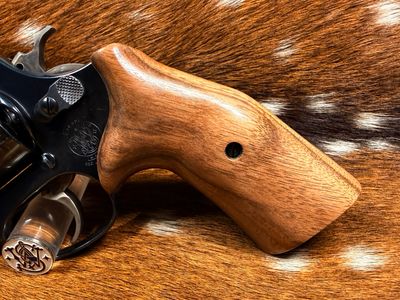 Smith & Wesson High Grade Hand Select Walnut Grips (J Frame Cub Hug)