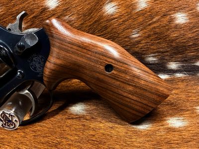 Smith & Wesson High Grade Hand Select Walnut Grips (J Frame Cub Hug)