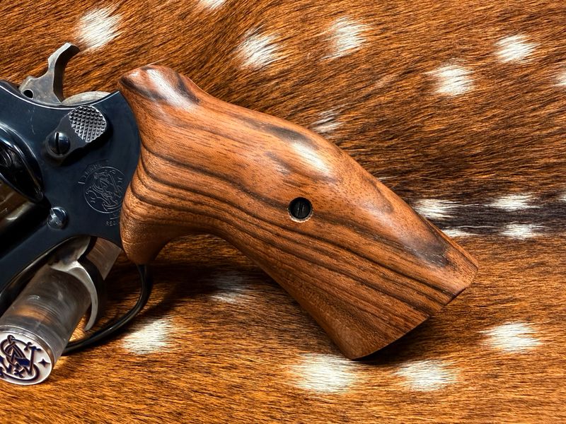 Smith & Wesson High Grade Hand Select Walnut Grips (J Frame Cub Hug)