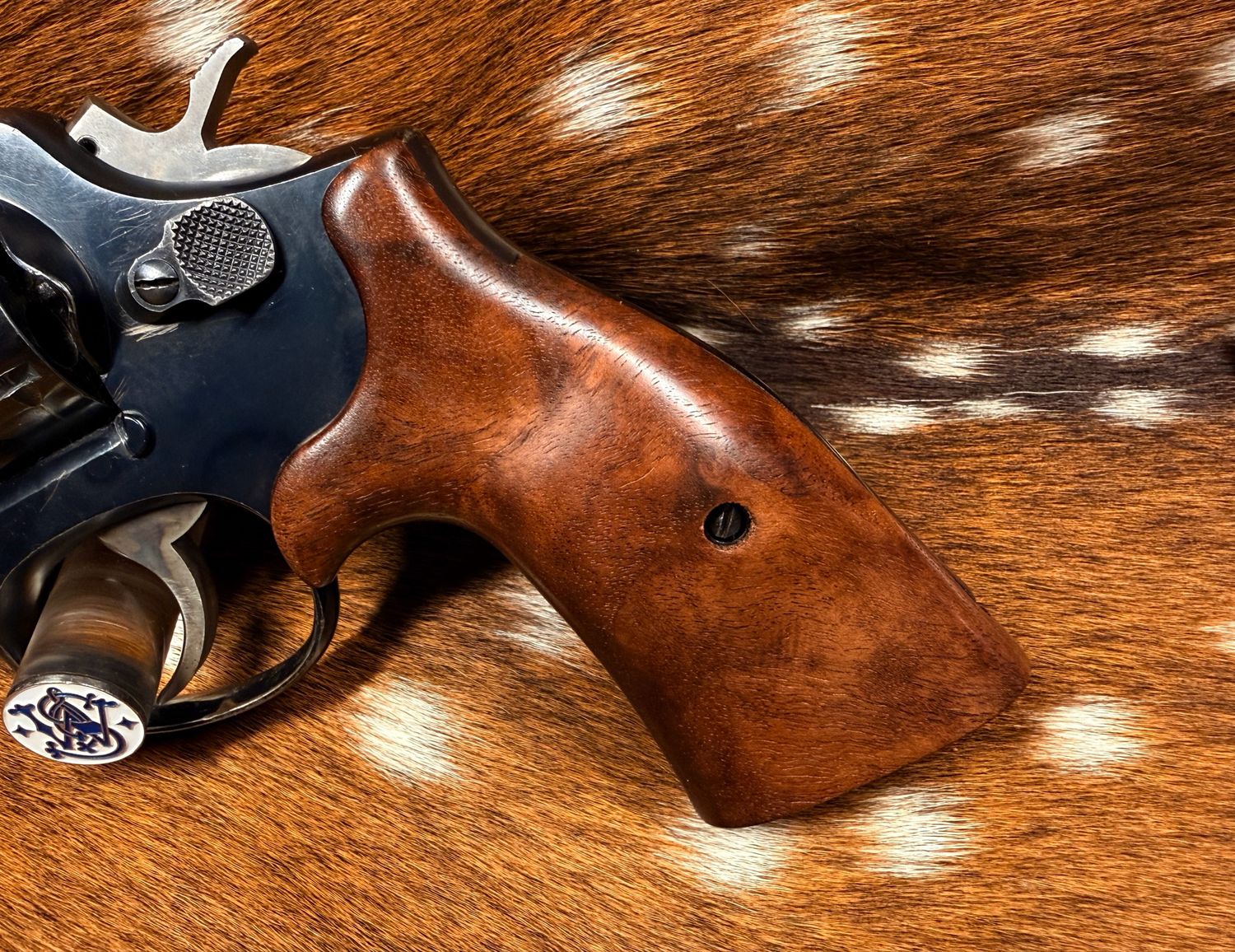 Smith & Wesson High Grade Hand Select Walnut S&W Bear Hug Grips (SQUARE K/L FRAME)