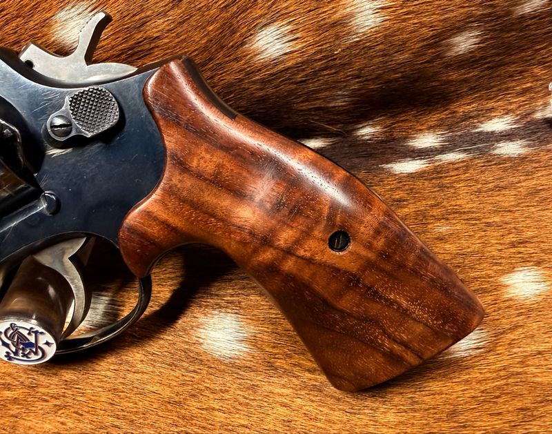 Smith & Wesson High Grade Hand Select Walnut S&W Bear Hug Grips (SQUARE K/L FRAME)