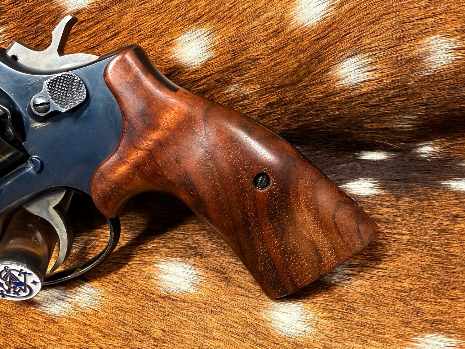 Smith & Wesson High Grade Hand Select Walnut S&W Bear Hug Grips (SQUARE K/L FRAME)