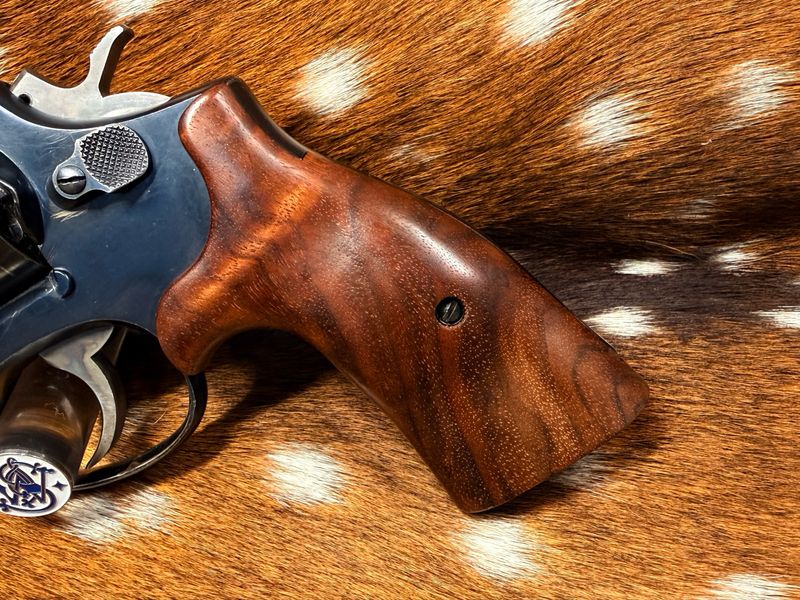 Smith & Wesson High Grade Hand Select Walnut S&W Bear Hug Grips (SQUARE K/L FRAME)