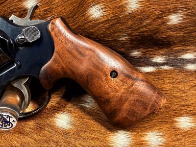 Smith & Wesson High Grade Hand Select Walnut S&W Bear Hug Grips (SQUARE K/L FRAME) Smith & Wesson High Grade Hand Select Walnut S&W Bear Hug Grips (SQUARE K/L FRAME)