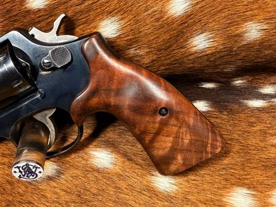 Smith & Wesson High Grade Hand Select Walnut S&W Bear Hug Grips (SQUARE K/L FRAME)