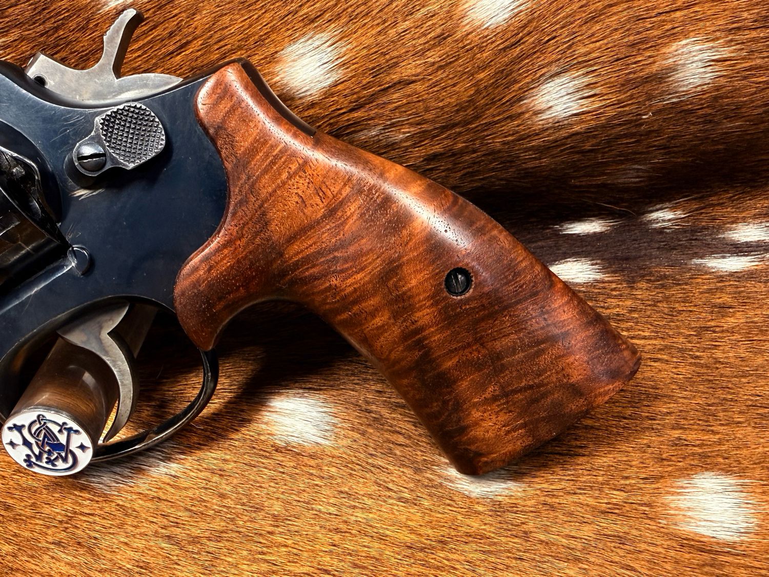 Smith & Wesson High Grade Hand Select Walnut S&W Bear Hug Grips (SQUARE K/L FRAME)