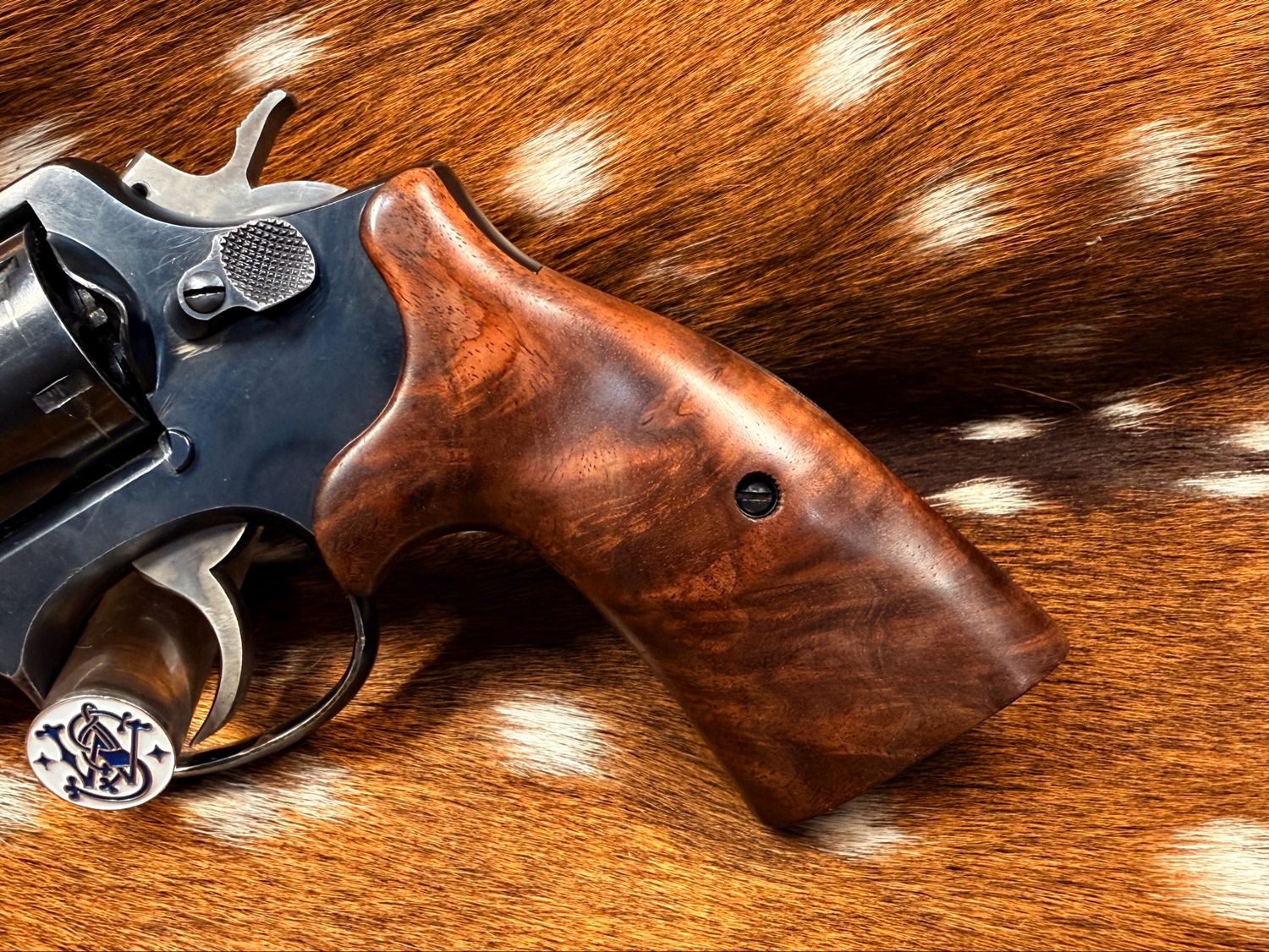 Smith & Wesson High Grade Hand Select Walnut S&W Bear Hug Grips (SQUARE K/L FRAME)