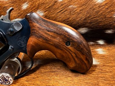 Smith & Wesson High Grade Walnut Grips (J Frame Boot Grip Extended Finger Groove)