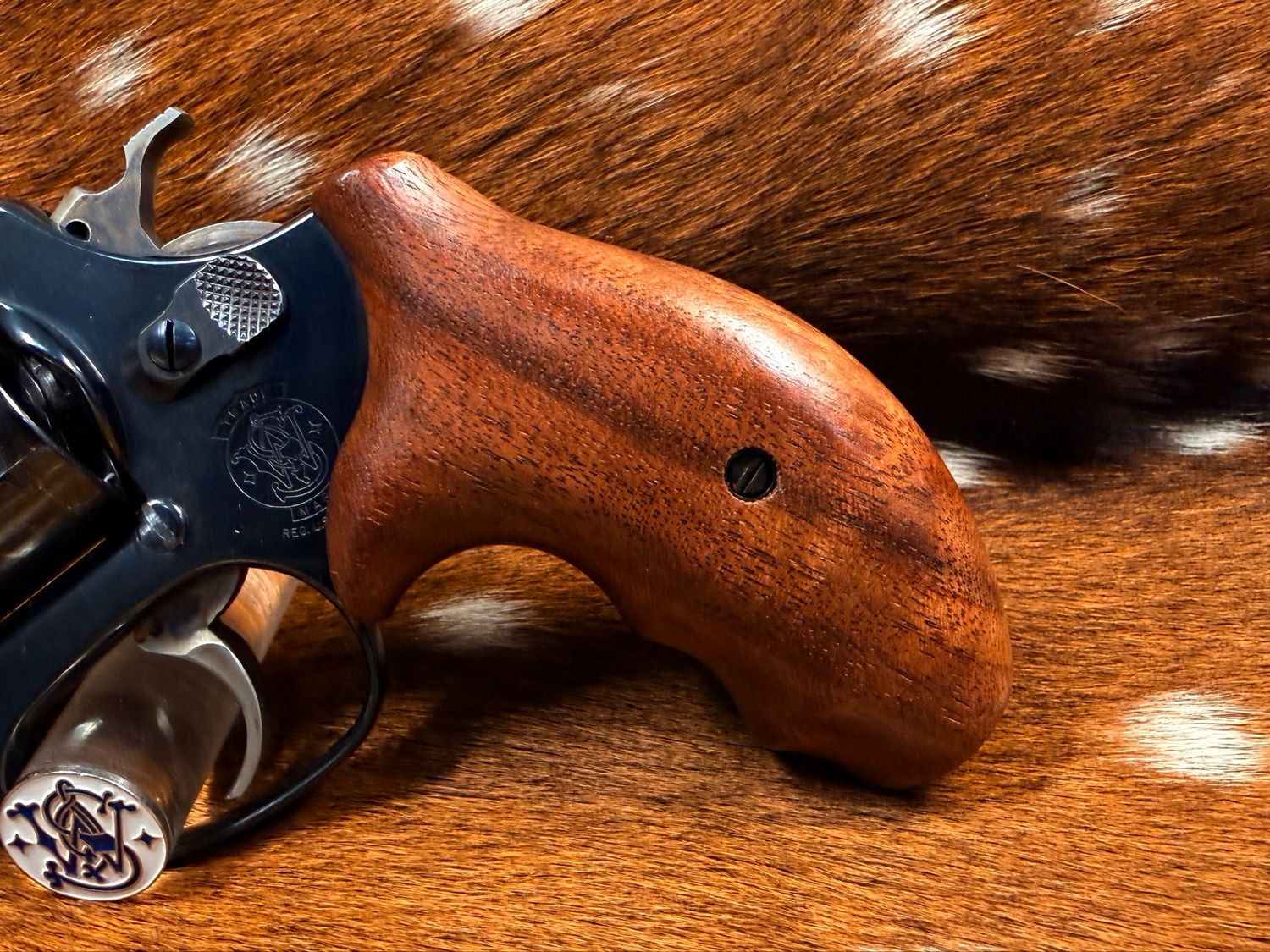 Smith & Wesson High Grade Walnut Grips (J Frame Boot Grip Extended Finger Groove)