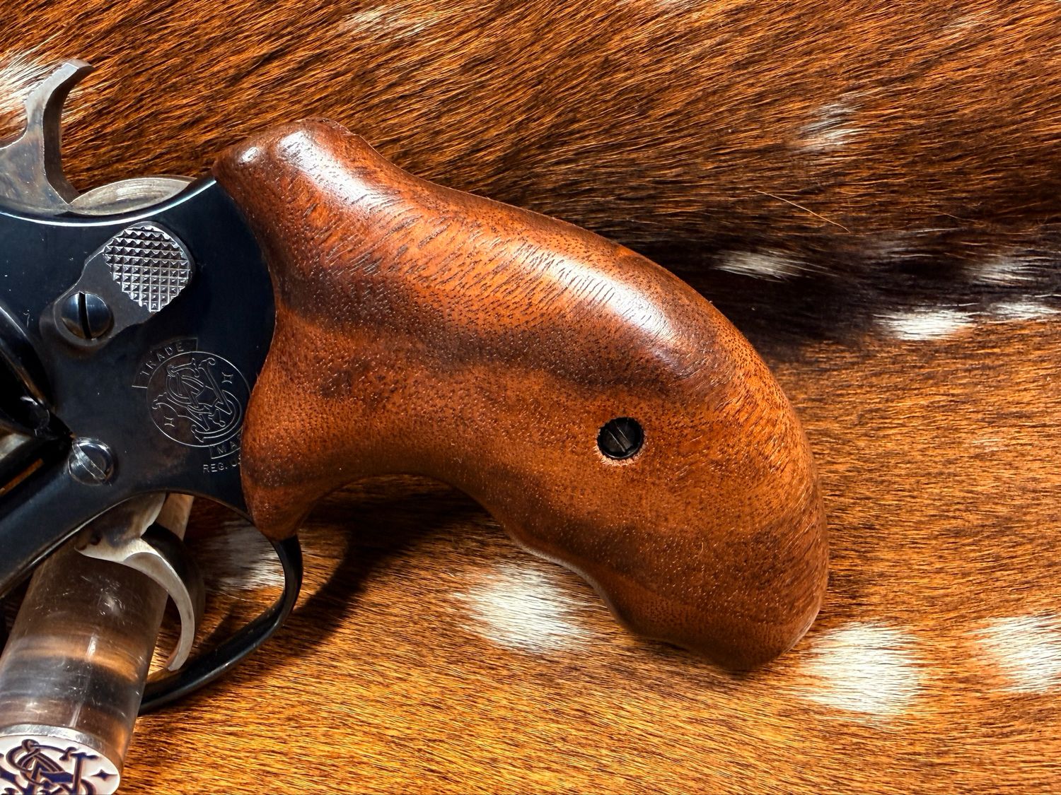 Smith & Wesson High Grade Walnut Grips (J Frame Boot Grip Extended Finger Groove)