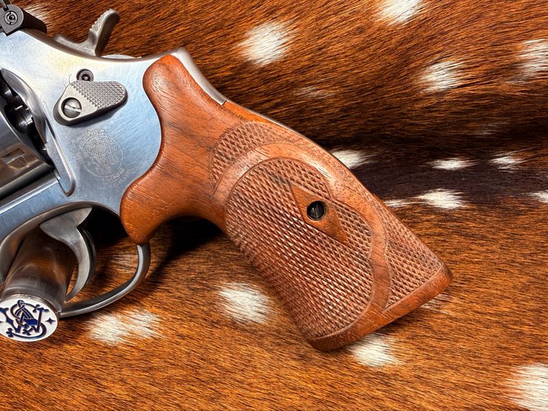 TGW Hand Checkered Bear Hug Ropers (K Frame - Round Butt)