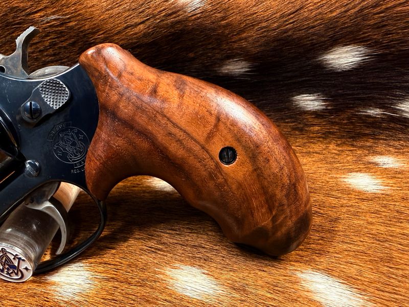 Smith & Wesson High Grade Walnut Grips (J Frame Boot Grip Extended Finger Groove)