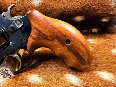 Smith & Wesson High Grade Walnut Grips (J Frame Boot Grip Extended Finger Groove)