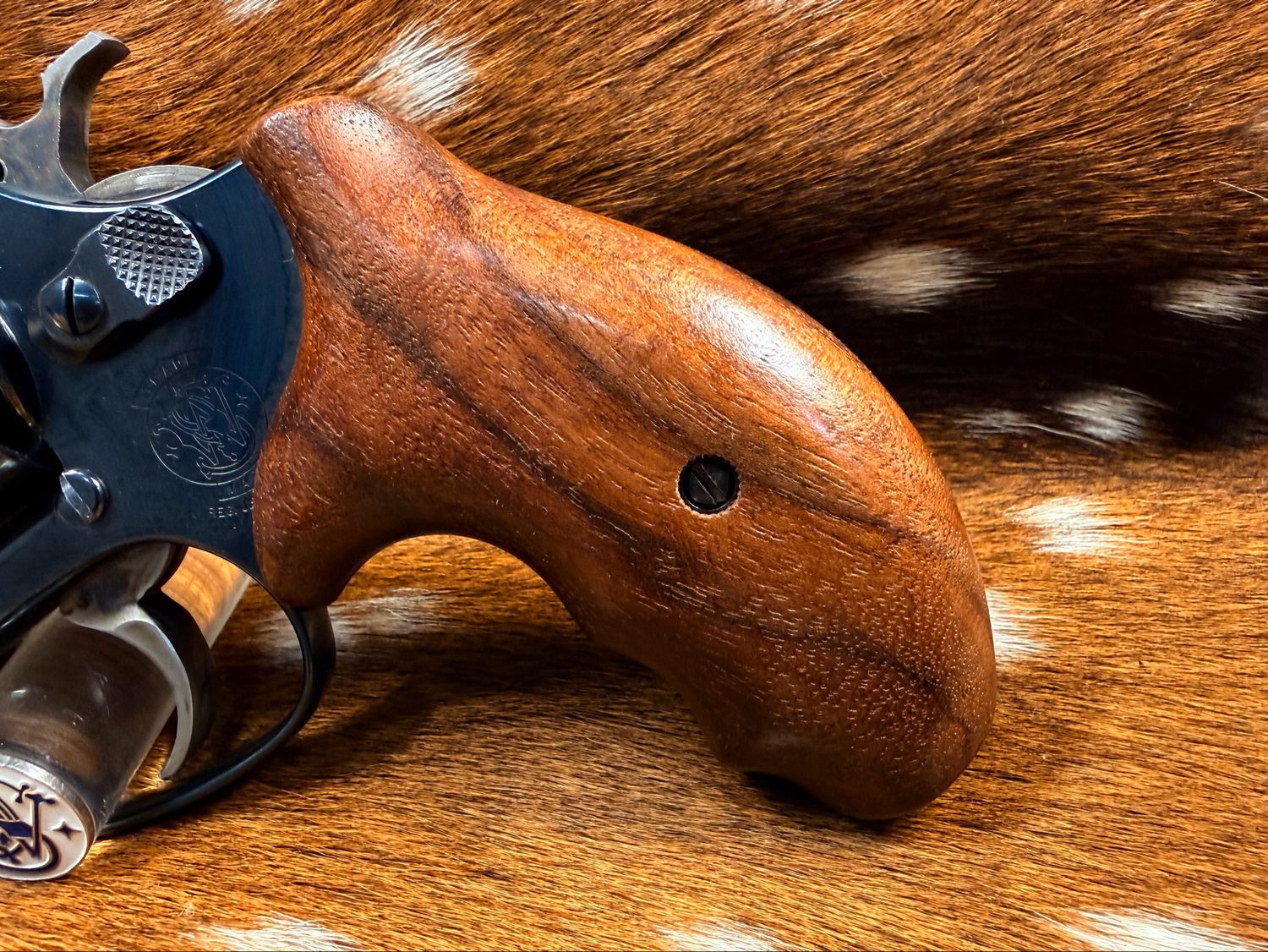 Smith & Wesson High Grade Walnut Grips (J Frame Boot Grip Extended Finger Groove)