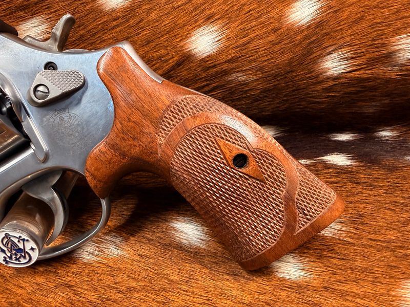TGW Hand Checkered Bear Hug Ropers (K Frame - Round Butt)