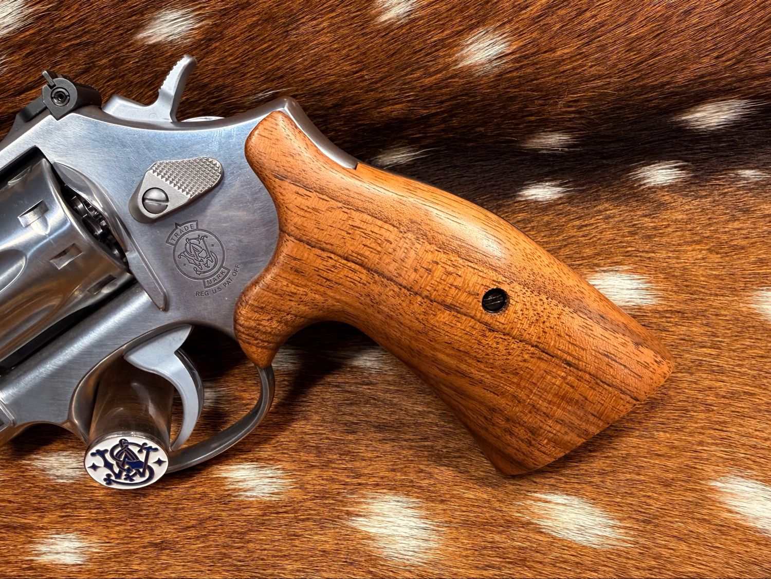 Smith & Wesson High Grade Hand Select Walnut S&W Bear Hug Grips (K/L ROUND FRAME)