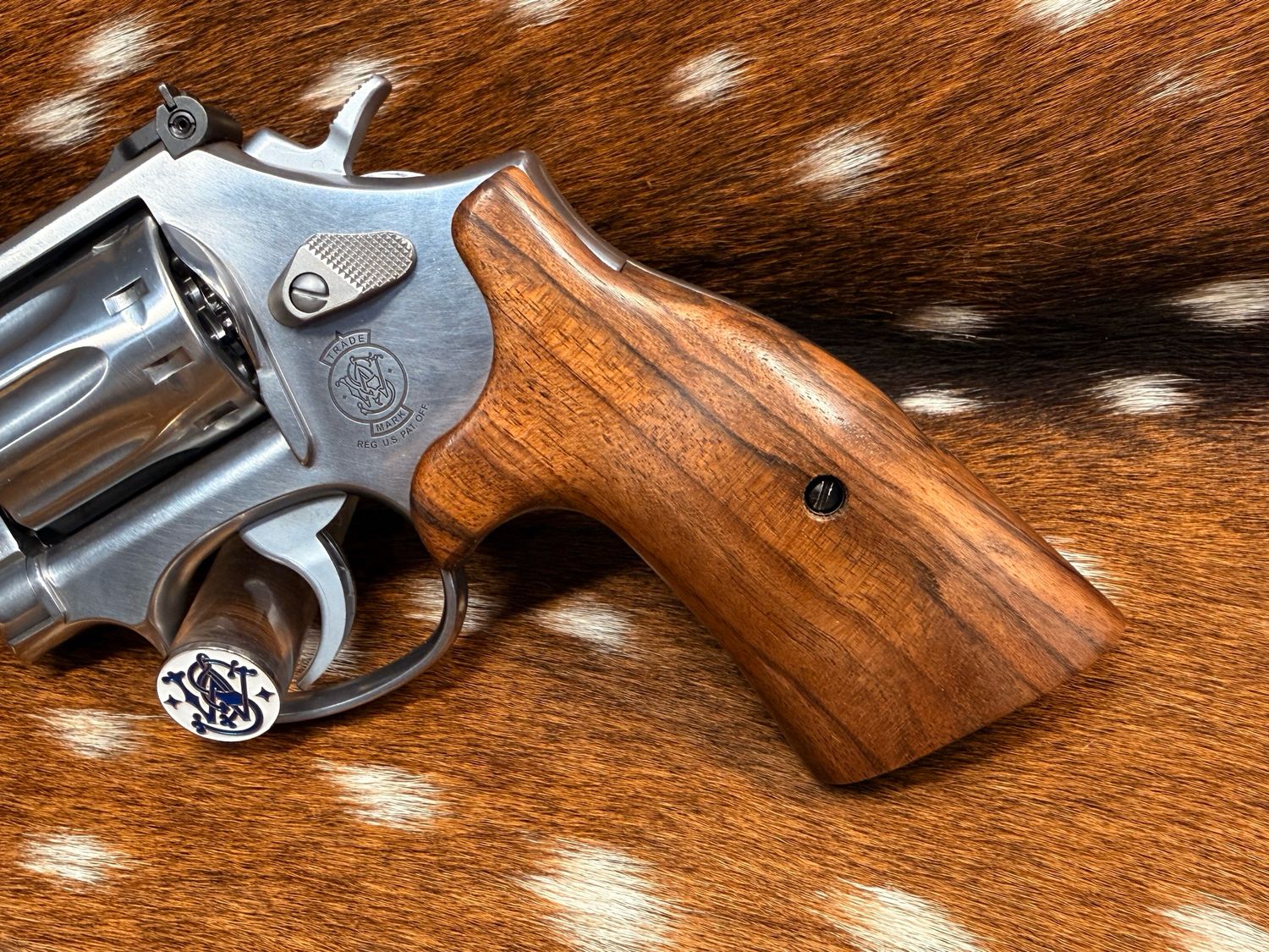 Smith & Wesson High Grade Hand Select Walnut S&W Bear Hug Grips (K/L ROUND FRAME)