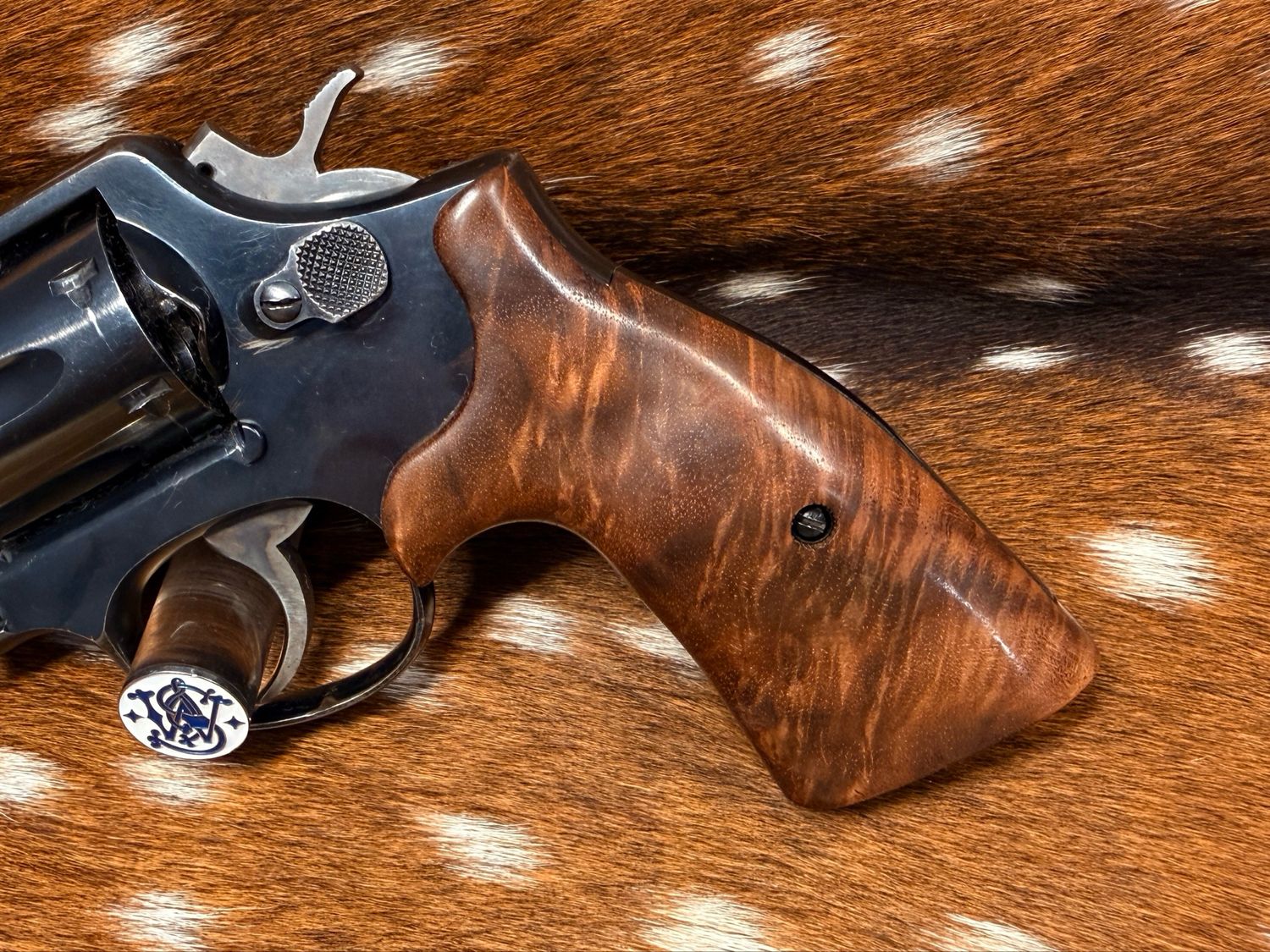 Smith & Wesson High Grade Walnut S&W Bear Hug Grips (SQUARE K/L FRAME) Smith & Wesson High Grade Walnut S&W Bear Hug Grips (SQUARE K/L FRAME)