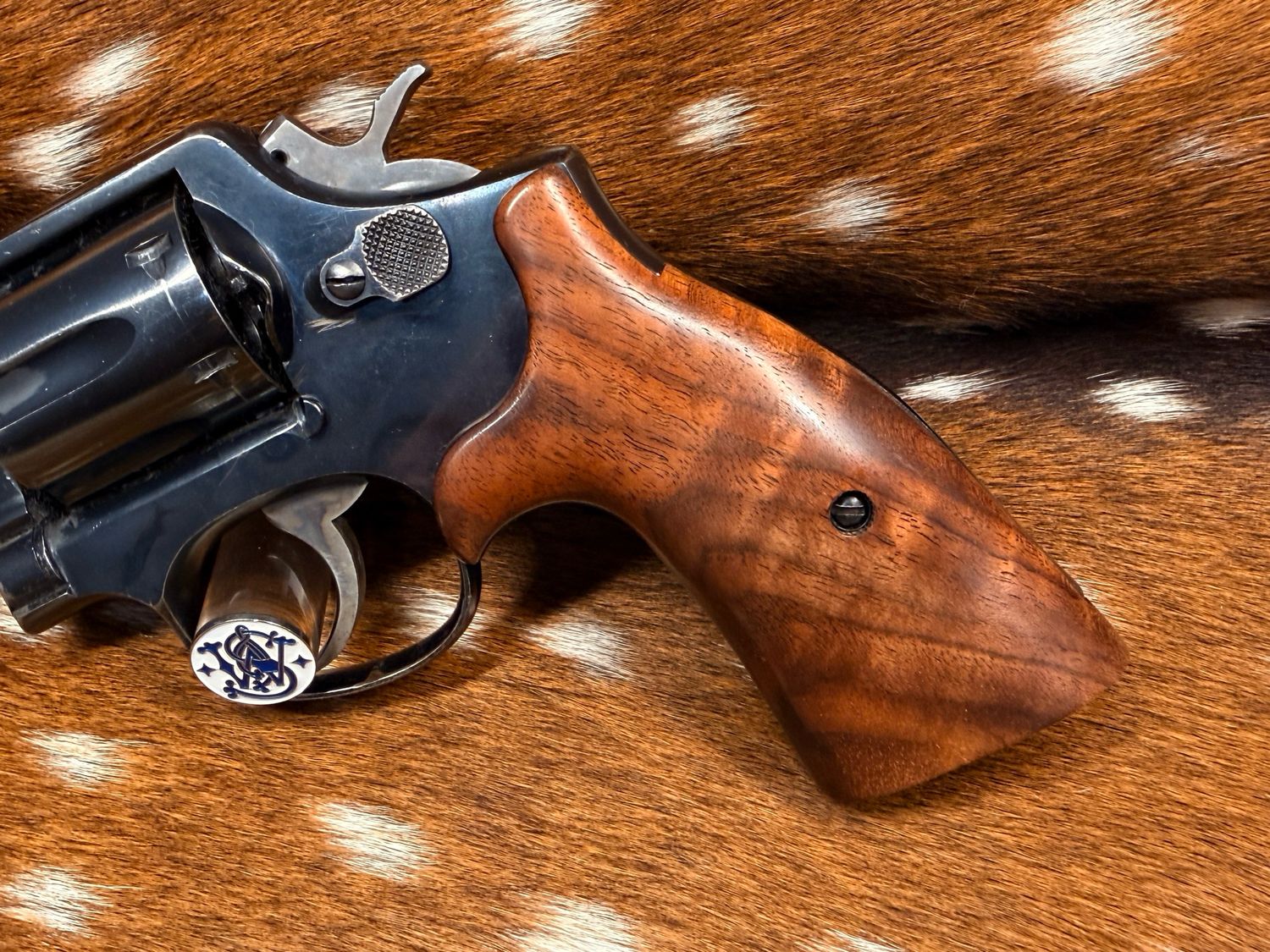 Smith & Wesson High Grade Walnut S&W Bear Hug Grips (SQUARE K/L FRAME) Smith & Wesson High Grade Walnut S&W Bear Hug Grips (SQUARE K/L FRAME)