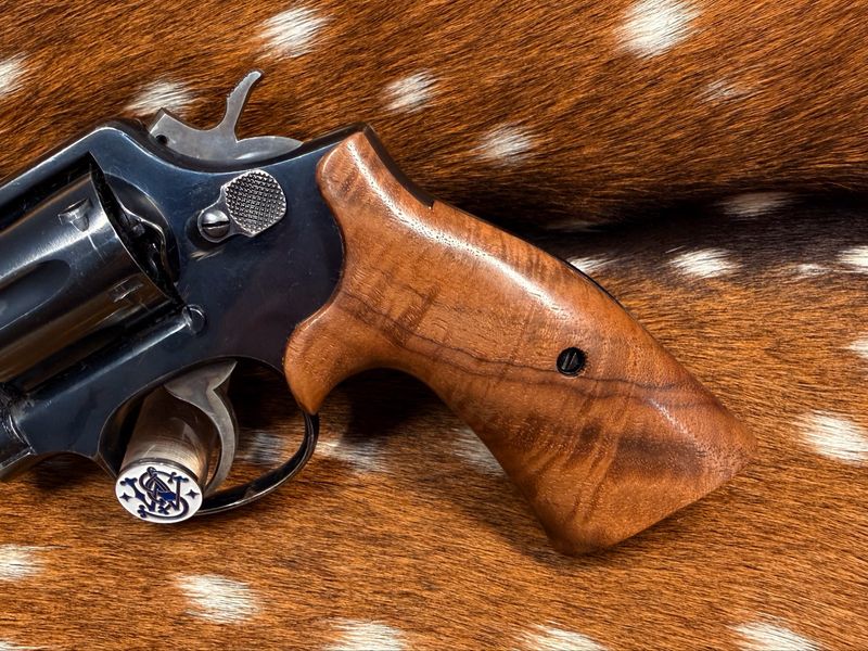 Smith & Wesson High Grade Walnut S&W Bear Hug Grips (SQUARE K/L FRAME)