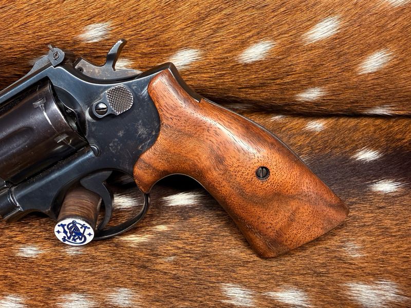Smith & Wesson High Grade Walnut S&W Bear Hug Grips (SQUARE K/L FRAME)