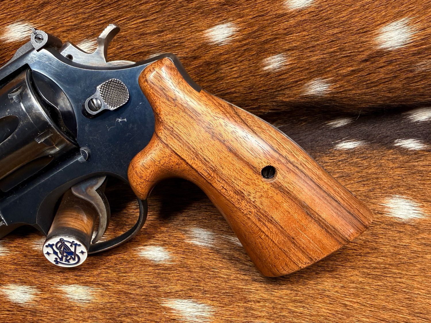 Smith & Wesson High Grade Hand Select Walnut S&W Bear Hug Grips (SQUARE N FRAME)