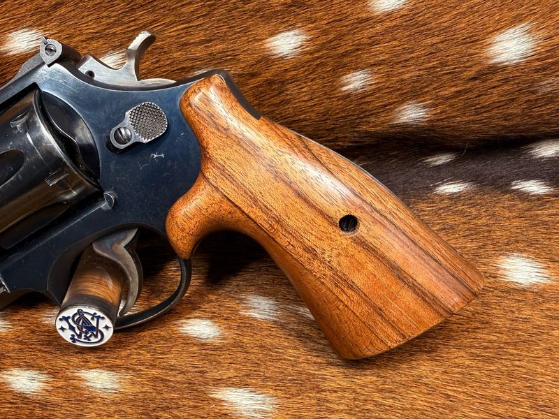 Smith & Wesson High Grade Hand Select Walnut S&W Bear Hug Grips (SQUARE N FRAME)