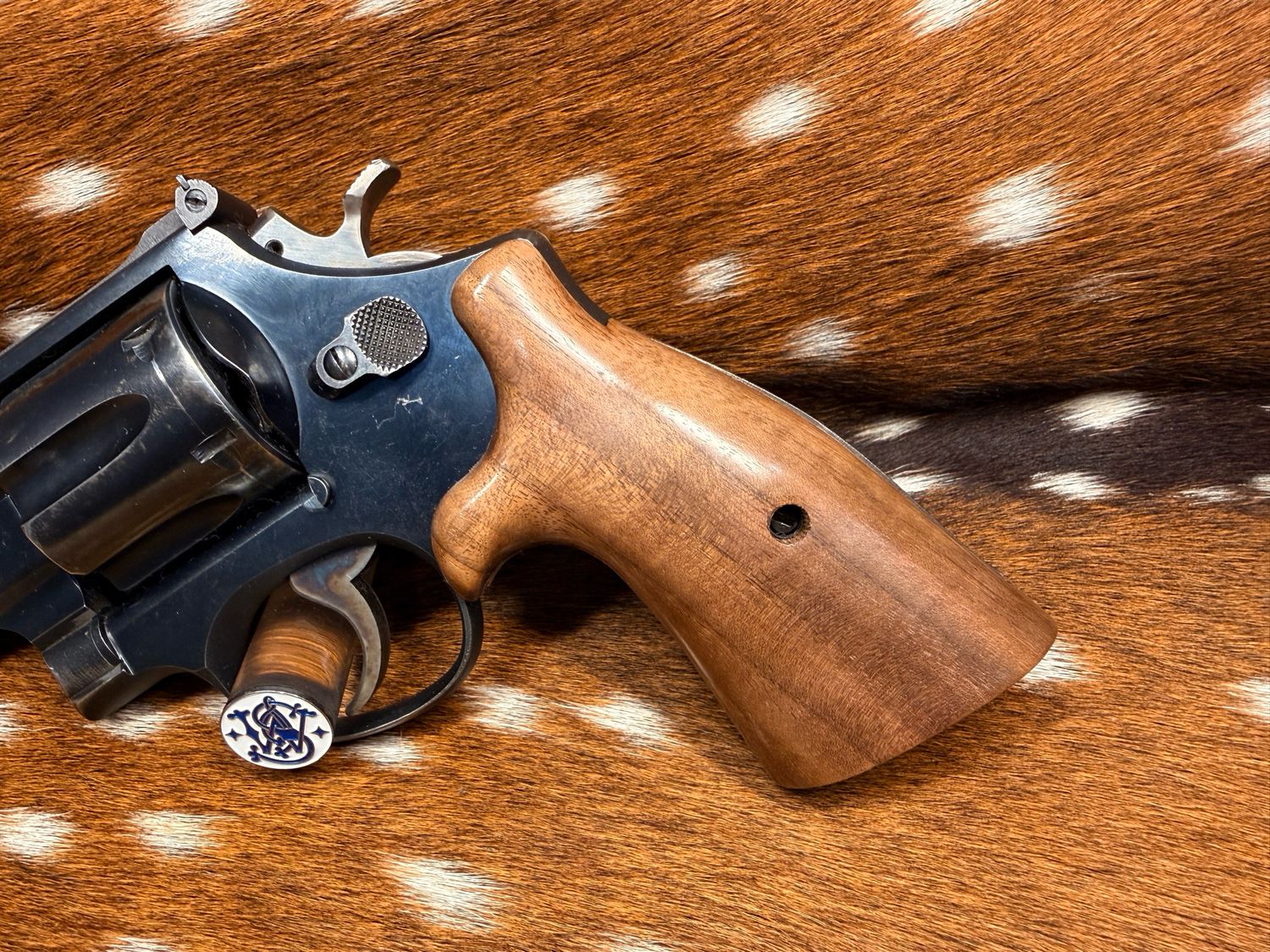 Smith & Wesson High Grade Hand Select Walnut S&W Bear Hug Grips (SQUARE N FRAME)