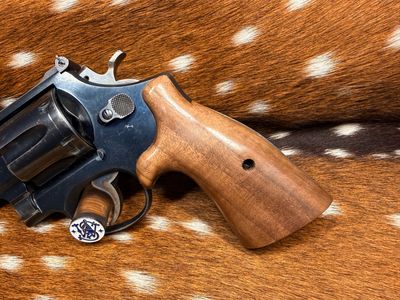 Smith & Wesson High Grade Hand Select Walnut S&W Bear Hug Grips (SQUARE N FRAME)