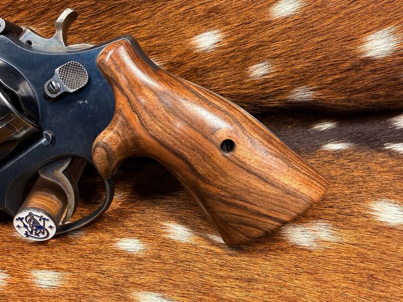 Smith & Wesson High Grade Hand Select Walnut S&W Bear Hug Grips (SQUARE N FRAME)