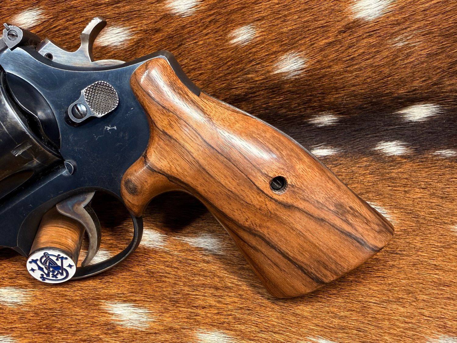 Smith & Wesson High Grade Hand Select Walnut S&W Bear Hug Grips (SQUARE N FRAME)