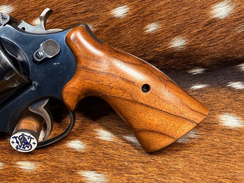 Smith & Wesson High Grade Hand Select Walnut S&W Bear Hug Grips (SQUARE N FRAME)