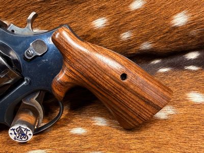 Smith & Wesson High Grade Hand Select Walnut S&W Bear Hug Grips (SQUARE N FRAME)