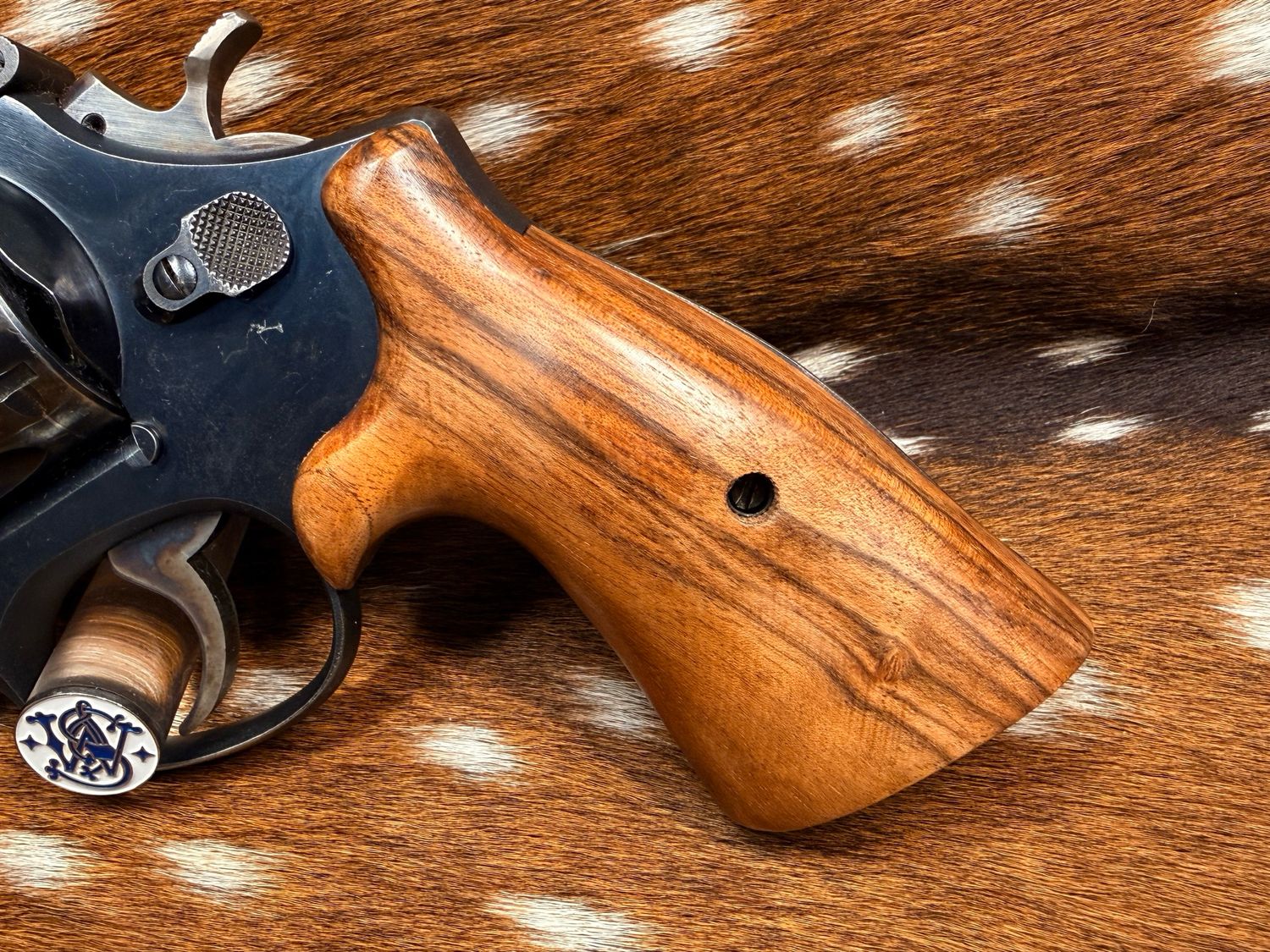 Smith & Wesson High Grade Hand Select Walnut S&W Bear Hug Grips (SQUARE N FRAME)