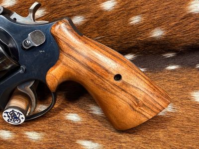 Smith & Wesson High Grade Hand Select Walnut S&W Bear Hug Grips (SQUARE N FRAME)