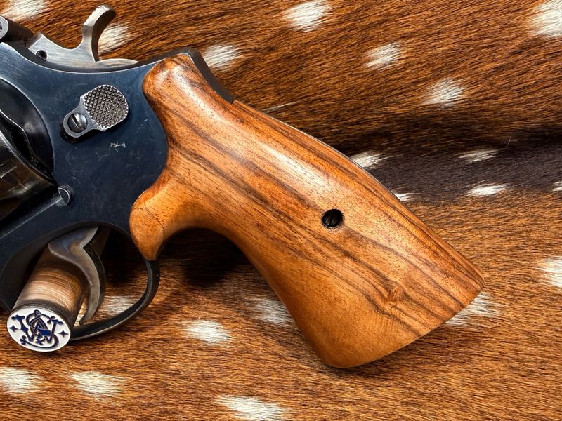 Smith & Wesson High Grade Hand Select Walnut S&W Bear Hug Grips (SQUARE N FRAME)