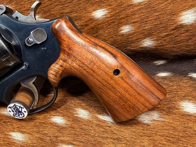 Smith & Wesson High Grade Hand Select Walnut S&W Bear Hug Grips (SQUARE N FRAME)