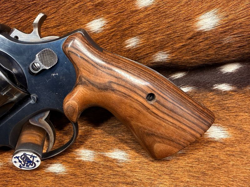 Smith & Wesson High Grade Hand Select Walnut S&W Bear Hug Grips (SQUARE N FRAME)