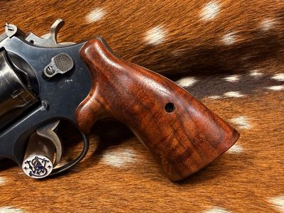 Smith & Wesson High Grade Hand Select Walnut S&W Bear Hug Grips (SQUARE N FRAME)