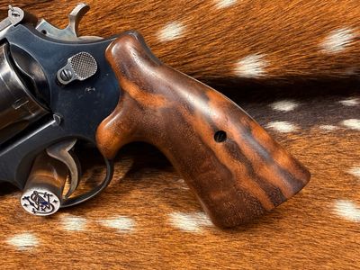 Smith & Wesson High Grade Hand Select Walnut S&W Bear Hug Grips (SQUARE N FRAME)