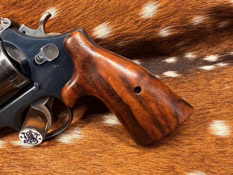 Smith & Wesson High Grade Hand Select Walnut S&W Bear Hug Grips (SQUARE N FRAME)