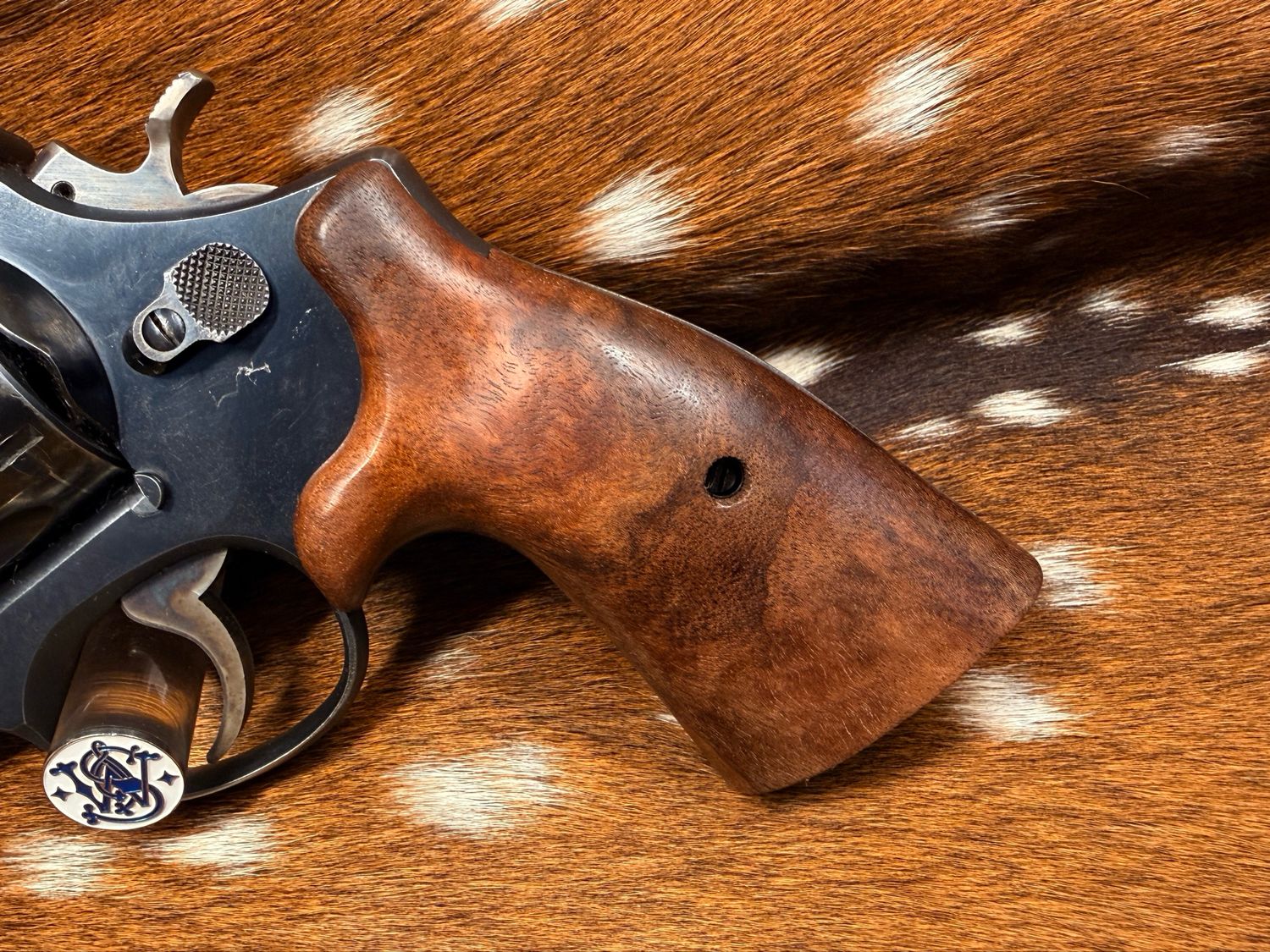 Smith & Wesson High Grade Hand Select Walnut S&W Bear Hug Grips (SQUARE N FRAME)