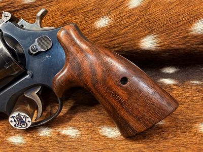 Smith & Wesson High Grade Hand Select Walnut S&W Bear Hug Grips (SQUARE N FRAME) Smith & Wesson High Grade Hand Select Walnut S&W Bear Hug Grips (SQUARE N FRAME)