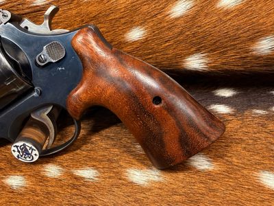 Smith & Wesson High Grade Hand Select Walnut S&W Bear Hug Grips (SQUARE N FRAME)