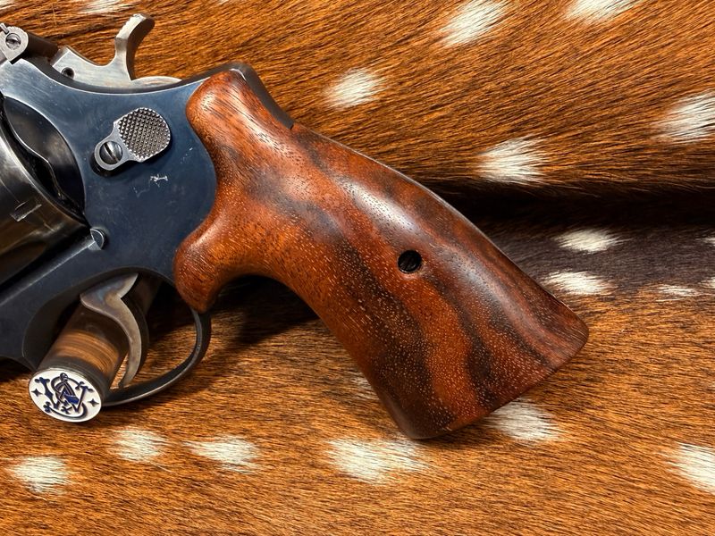 Smith & Wesson High Grade Hand Select Walnut S&W Bear Hug Grips (SQUARE N FRAME)